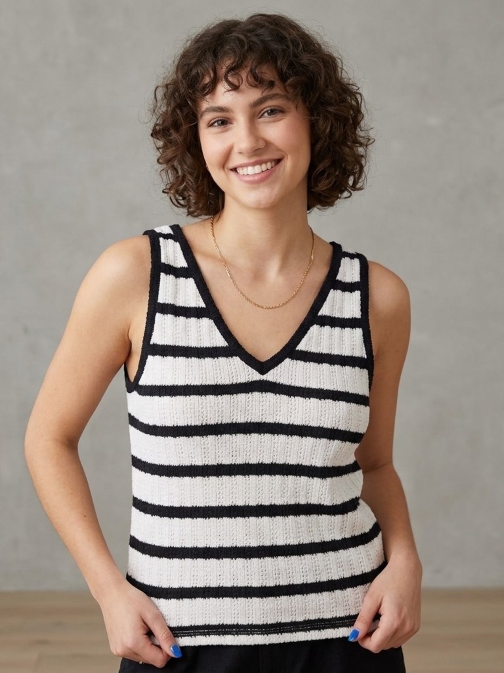 Universal Thread Black and White Striped Knit V-Neck Tank Top